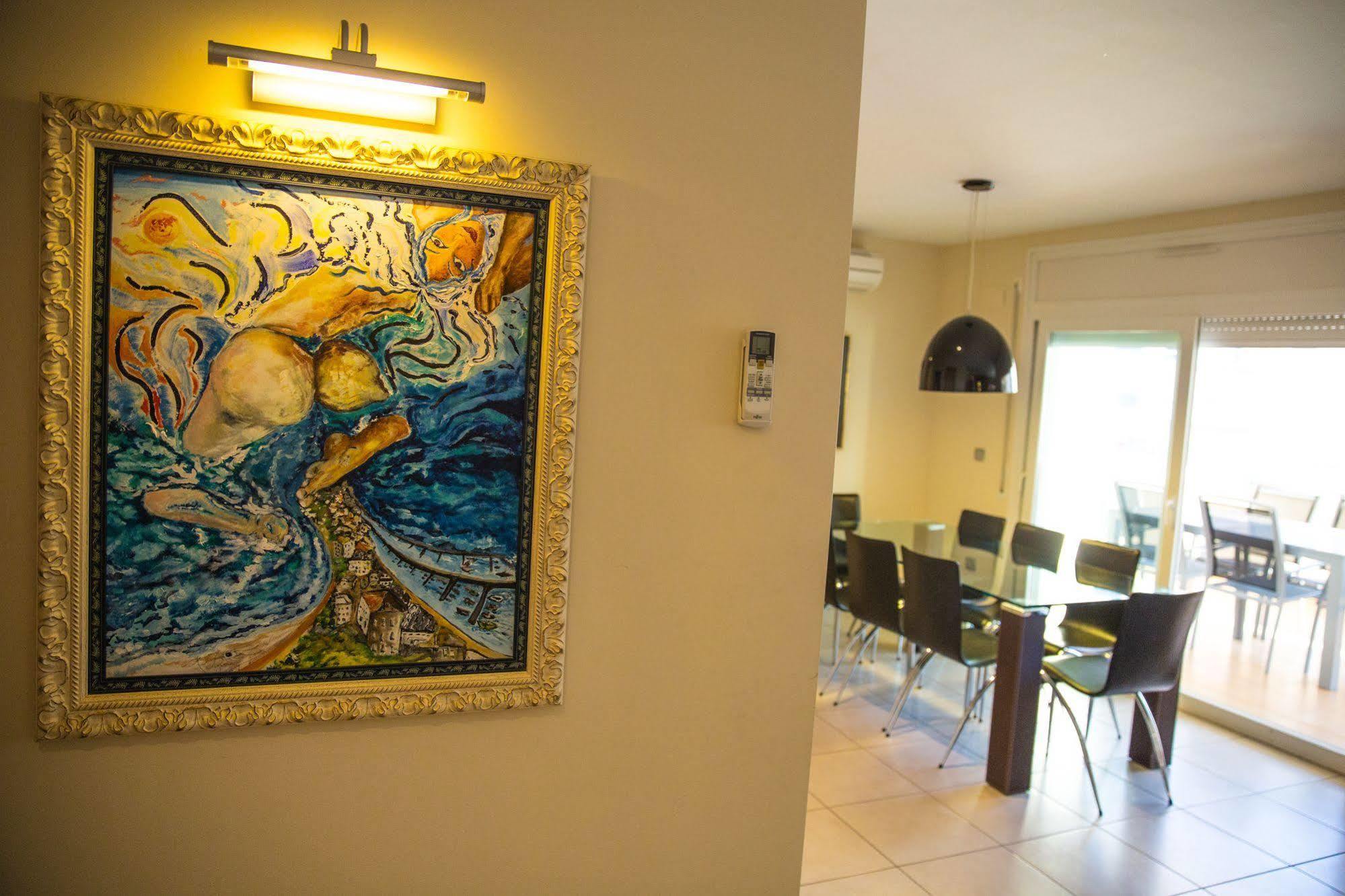Agi Drugstore Apartments Roses Luaran gambar