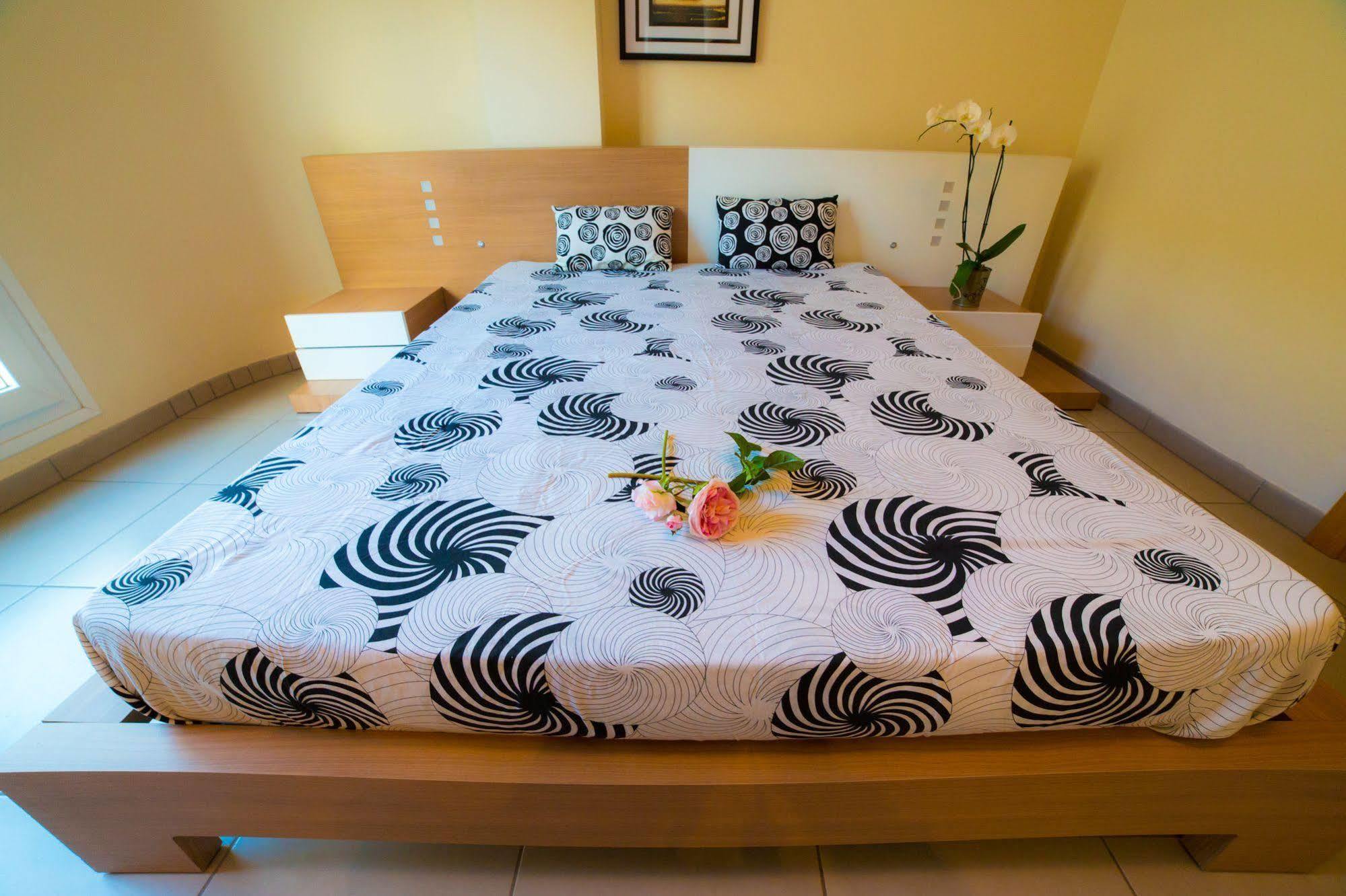 Agi Drugstore Apartments Roses Luaran gambar
